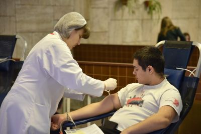 Viitorii medici donează sânge 